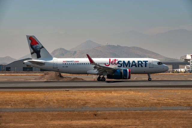 CC-DIA — - Airbus A320neo de JetSMART Colombia con la librea del Gallito de las  rocas (Andean Cock-of-the-Rock Livery), aterrizando en el Aeropuerto de Santiago [SCL].