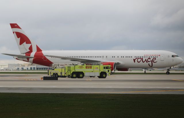 BOEING 767-300 (C-GHPE) - Air Canada Rouge 763 Emergency Landing at ORD due to cracked windshield!