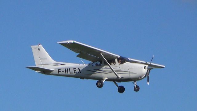 Cessna Skyhawk (F-HLEX)