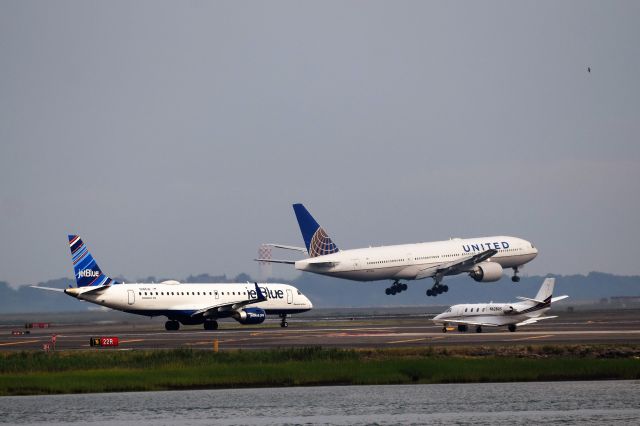 Boeing 777-200 (N774UA)