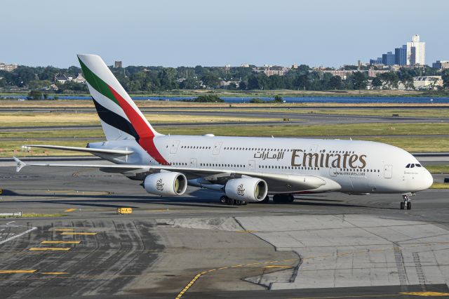 Airbus A380-800 (A6-EEY)