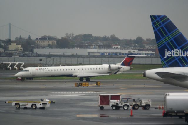 Canadair Regional Jet CRJ-900 (N909XJ)