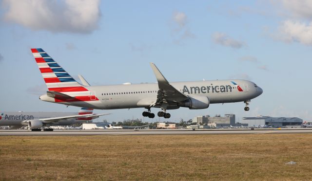 BOEING 767-300 (N379AA)