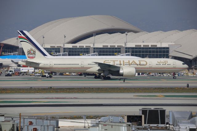 BOEING 777-300ER (A6-ETK)