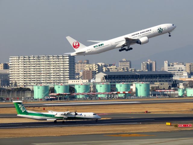 BOEING 777-300 (JA734J)