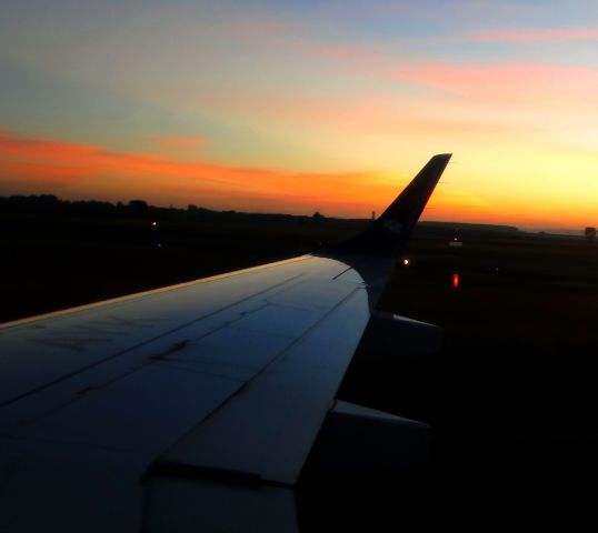 Embraer ERJ-190 (PR-AYK) - EMBRAER 195 OF AZUL AIRLINES LANDING IN CAMPINAS-SP, BRAZIL.