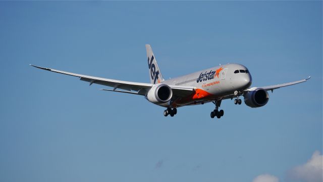 Boeing 787-8 (VH-VKA) - BOE215 on final to Rwy 16R to complete a flight test on 9.18.13. (LN:123 cn 36227).