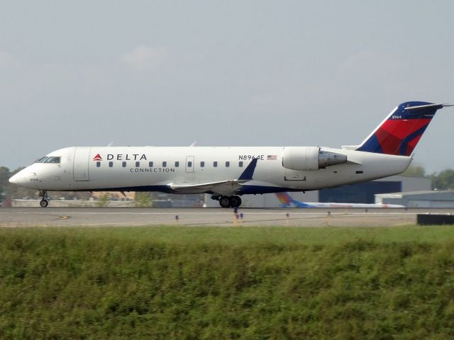 Canadair Regional Jet CRJ-200 (N8964E)