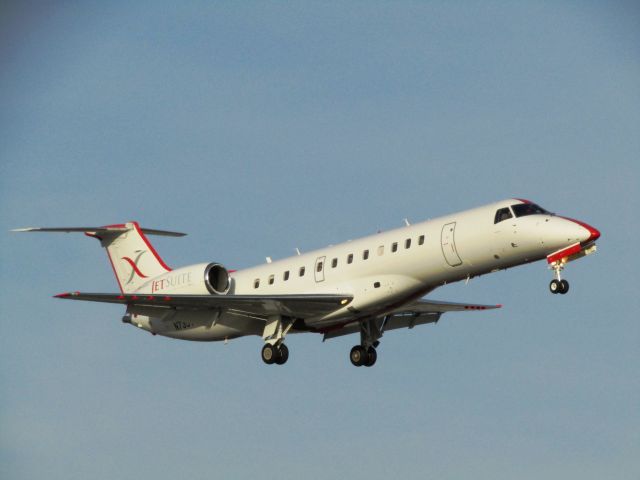 Embraer ERJ-135 (N735TS) - Landing RWY 20R