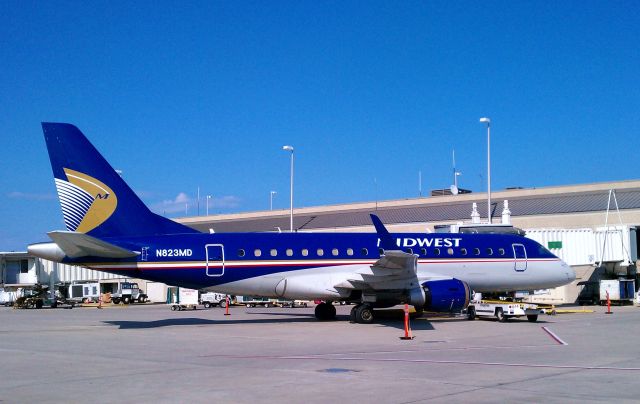 Embraer 170/175 (N823MD)