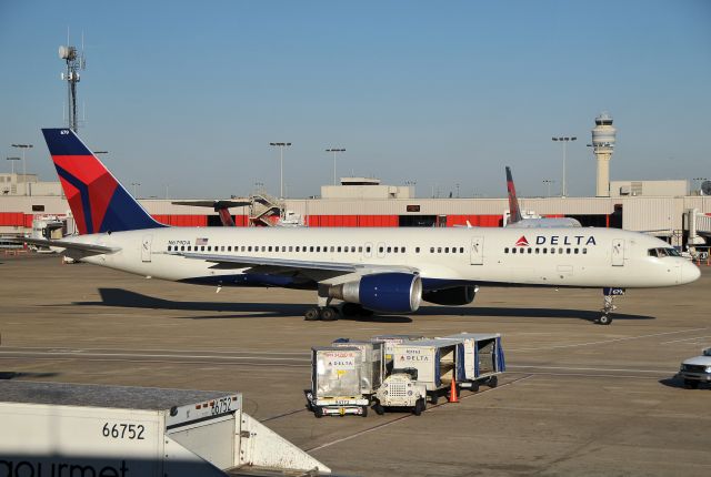 Boeing 757-200 (N679DA) - Seen at KATL on 10/16/2010.