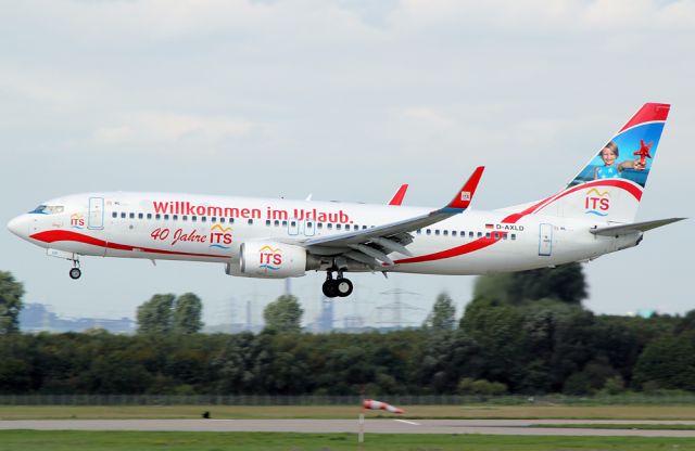 Boeing 737-800 (D-AXLD) - On short final in DUS