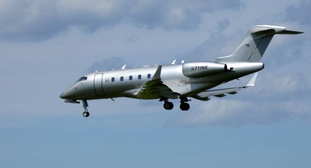 Bombardier Challenger 300 (N711NK) - On final is this 2010 Bombardier Challenger BD-100-1A10 in the Spring of 2019.