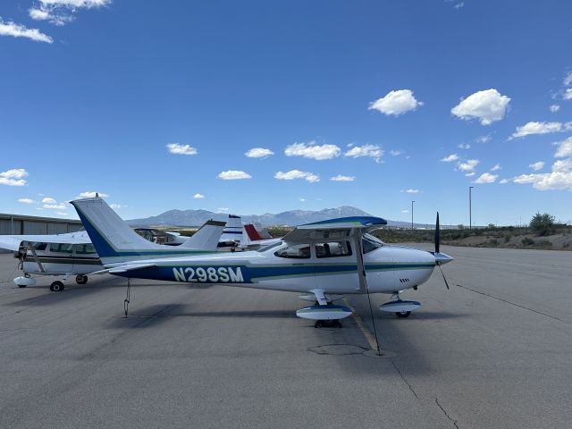 Cessna Skylane (N298SM) - KBDG ramp