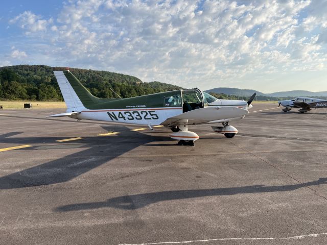 Piper Cherokee (N43325) - Out on the ramp