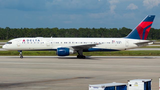 Boeing 757-200 (N673DL) - A Delta Airlines 757-200 at Orlando International Airport.