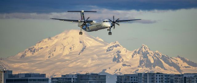 de Havilland Dash 8-400 (C-GGOK) - Air Canada Jazz Dash 8 Q400 arriving at YVR with a Mount Baker backdrop