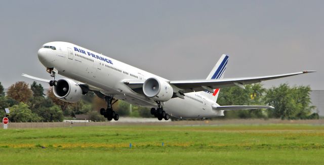 BOEING 777-300 (F-GSQO) - Take off. View from "rue du Berger"