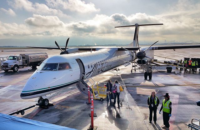 de Havilland Dash 8-400 (N417QX)