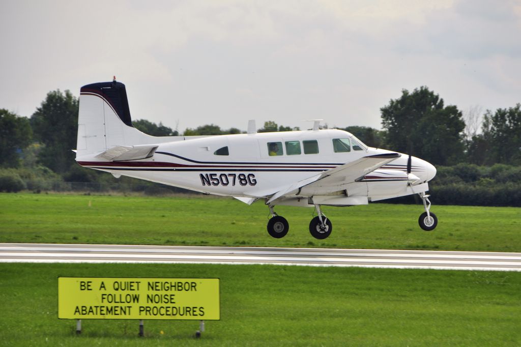 Beechcraft Queen Air (65) (N5078G) - Beechcraft Queen Air 65 N5078G in Ann Arbor 