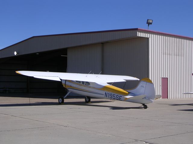 Cessna Skyhawk (N195SE)