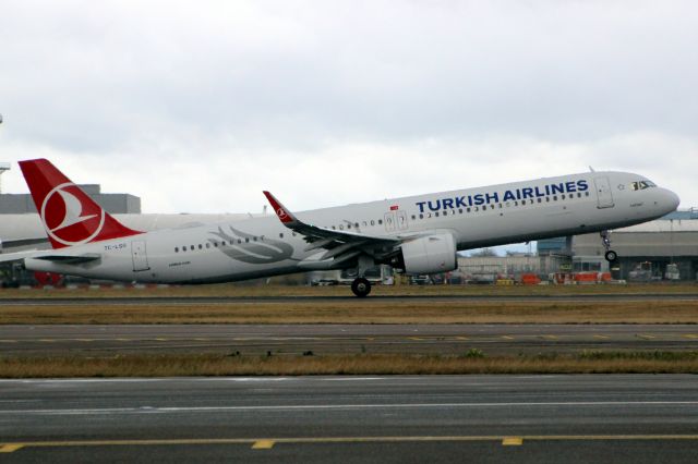 Airbus A321neo (TC-LSG) - Departing rwy 27L on 22-Sep-19 operating flight THY1990 to LTFM.