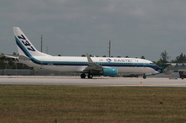 Boeing 737-800 (N279EA)