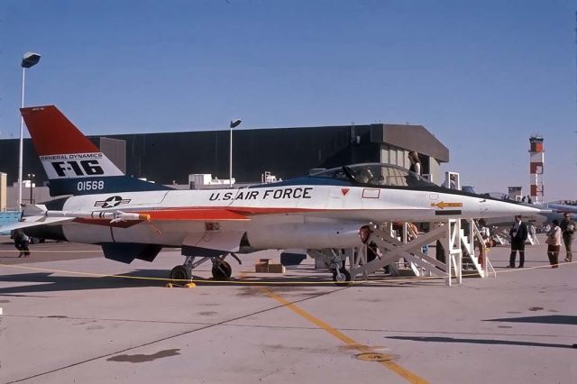 Lockheed F-16 Fighting Falcon (72-1568) - The second General Dynamics YF-16 Fighting Falcon 72-1568 at the Edwards Air Force Base open house on November 16, 1975. 