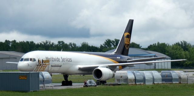 Boeing 757-200 (N471UP) - Weekend off for this 1998 United Parcel Service Boeing 757-24APF from the Spring of 2022.