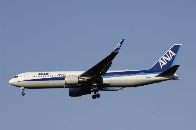 BOEING 767-300 (JA619A) - Final Approach to Narita Intl Airport Rwy34L on 2013/04/18