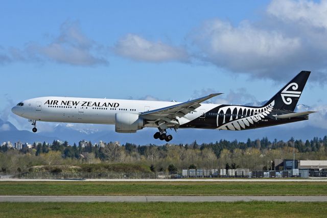 BOEING 777-300 (ZK-OKR)