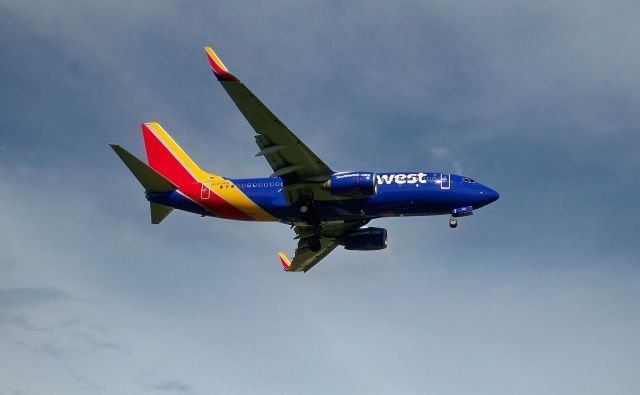 Boeing 737-700 (N220WN) - Southwest 737-7H4 N220WNbr /Final Approach to 17R at AUSbr /Apr-08-2016