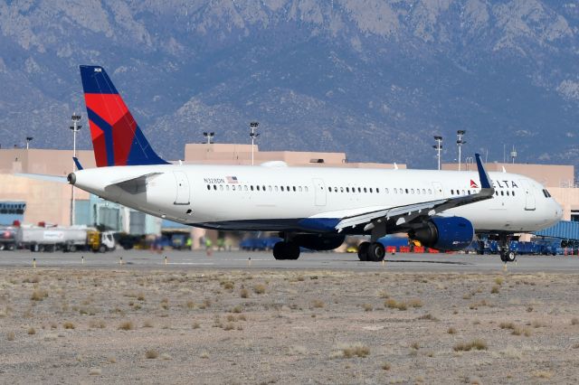 Airbus A321 (N328DN)