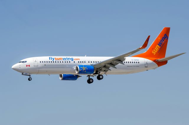 Boeing 737-800 (C-GFEH) - Less than 1 week new aircraft, delivery 2015-APR-07 photo on 2015-APR-12