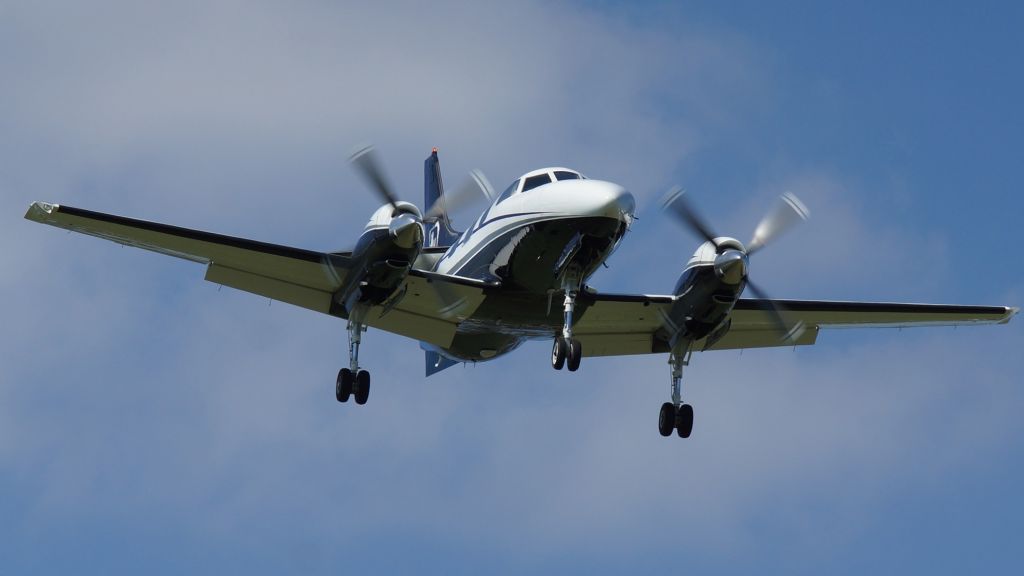 Swearingen Merlin 3 (N113MH) - 13R approach.