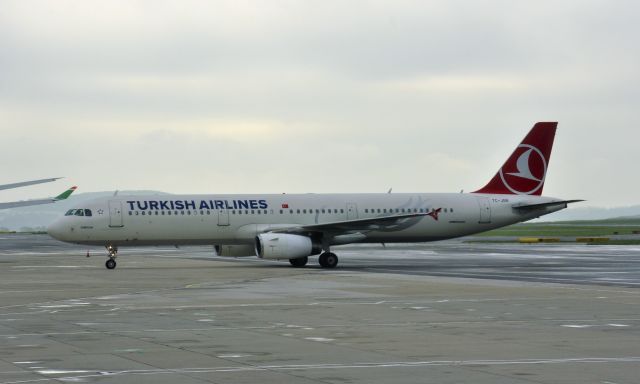 Airbus A321 (TC-JRR) - Turkish Airlines Airbus A321-231 TC-JRR in Vienna 