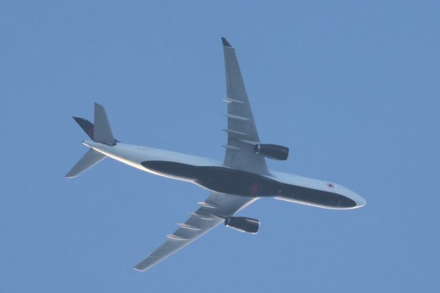 Airbus A330-300 (C-GHKW) - C-GHKW Airbus A-330-333 Air Canada AC832 De Montréal YUL. Vers Bruselles BRU. Altitude 5120 Mètres. Vitesse 759 KM/H. Survolant la ville de Lavaltrie QC. Le 27-05-2025 à 19:36.