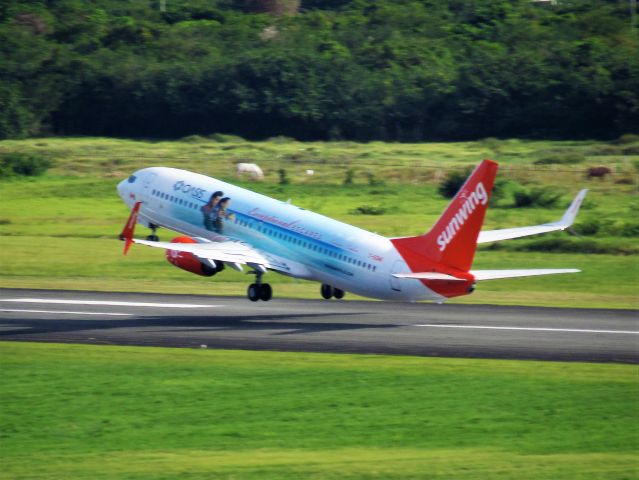 Boeing 737-800 (C-GOWG)