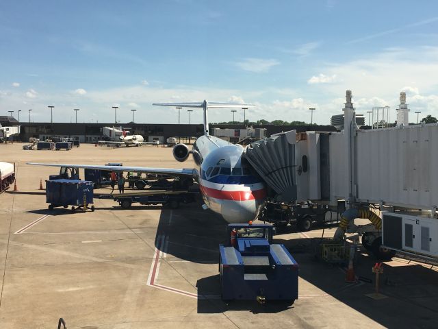 McDonnell Douglas MD-80 (N967TW) - At the gate ready to board at KORF to KDFW on Memorial Day Weekend 2016 (5.28.2016).