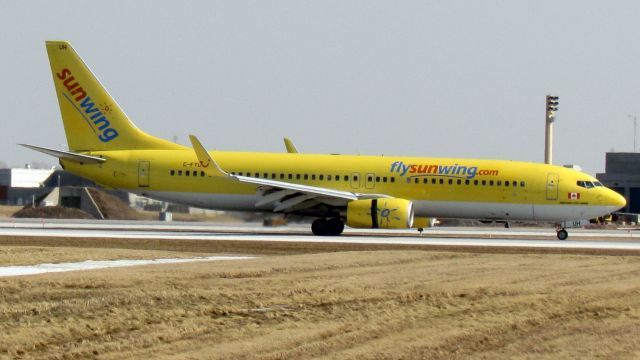 Boeing 737-800 (C-FYUH)