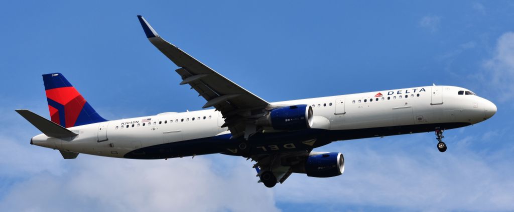 Airbus A321 (N304DN) - DL A321 in from SLC on approach to 23R, 7/15/18.