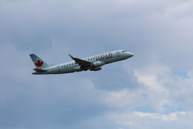 Embraer 170/175 (C-FEKJ)