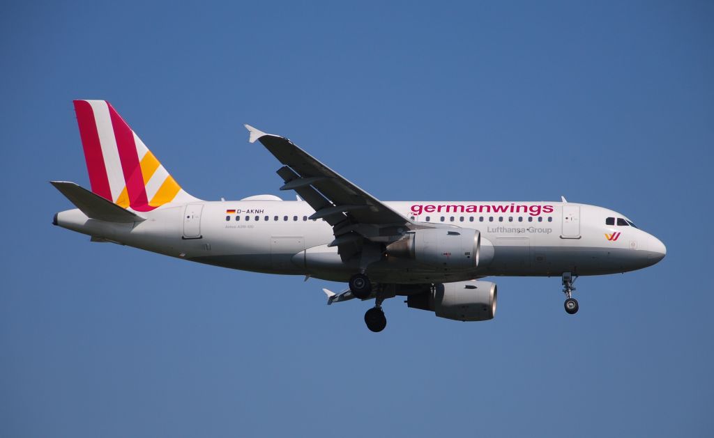 Airbus A320 (D-AKNH) - Taken from the Threshold of 29L