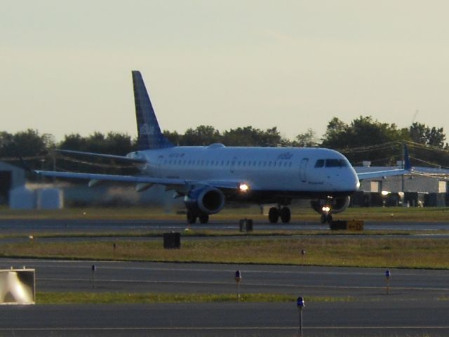 Embraer ERJ-190 (N177HQ)