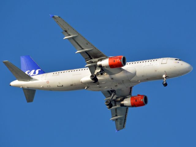 Airbus A320 (OY-KAN) - Kongelundsfortet RWY04L