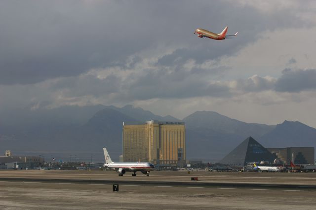 Boeing 757-200 (N712TW) - KLAS 3/26/2006