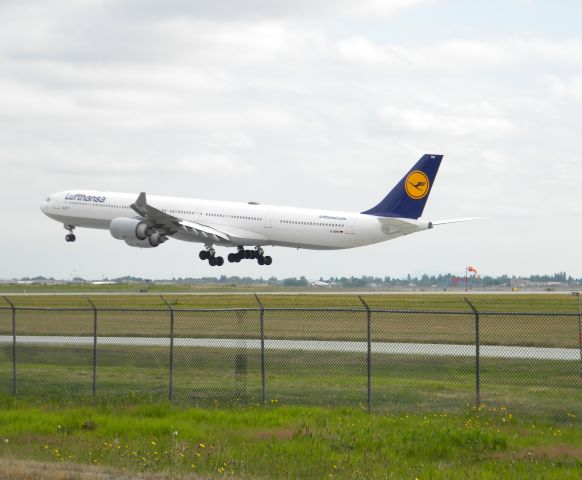 Airbus A340-600 (D-AIHH) - D-AIHH on short final runway 08L, inbound from Frankfurt (EDDF) as DLH492.