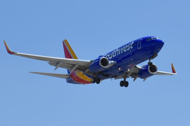 Boeing 737-700 (N421LV) - Southwest 737 with new colors arriving into LAX