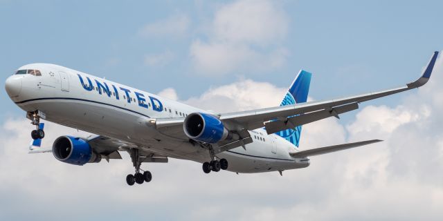 BOEING 767-300 (N656UA) - United Airlines Boeing 767-322ER arriving from Madrid landing on runway 29 at Newark on 7/28/21.