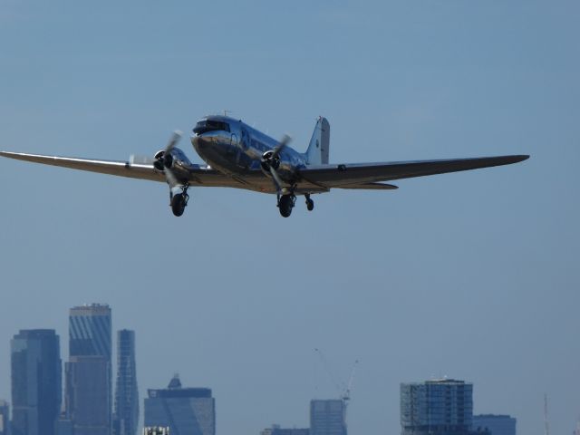 Douglas DC-3 (VH-OVM)
